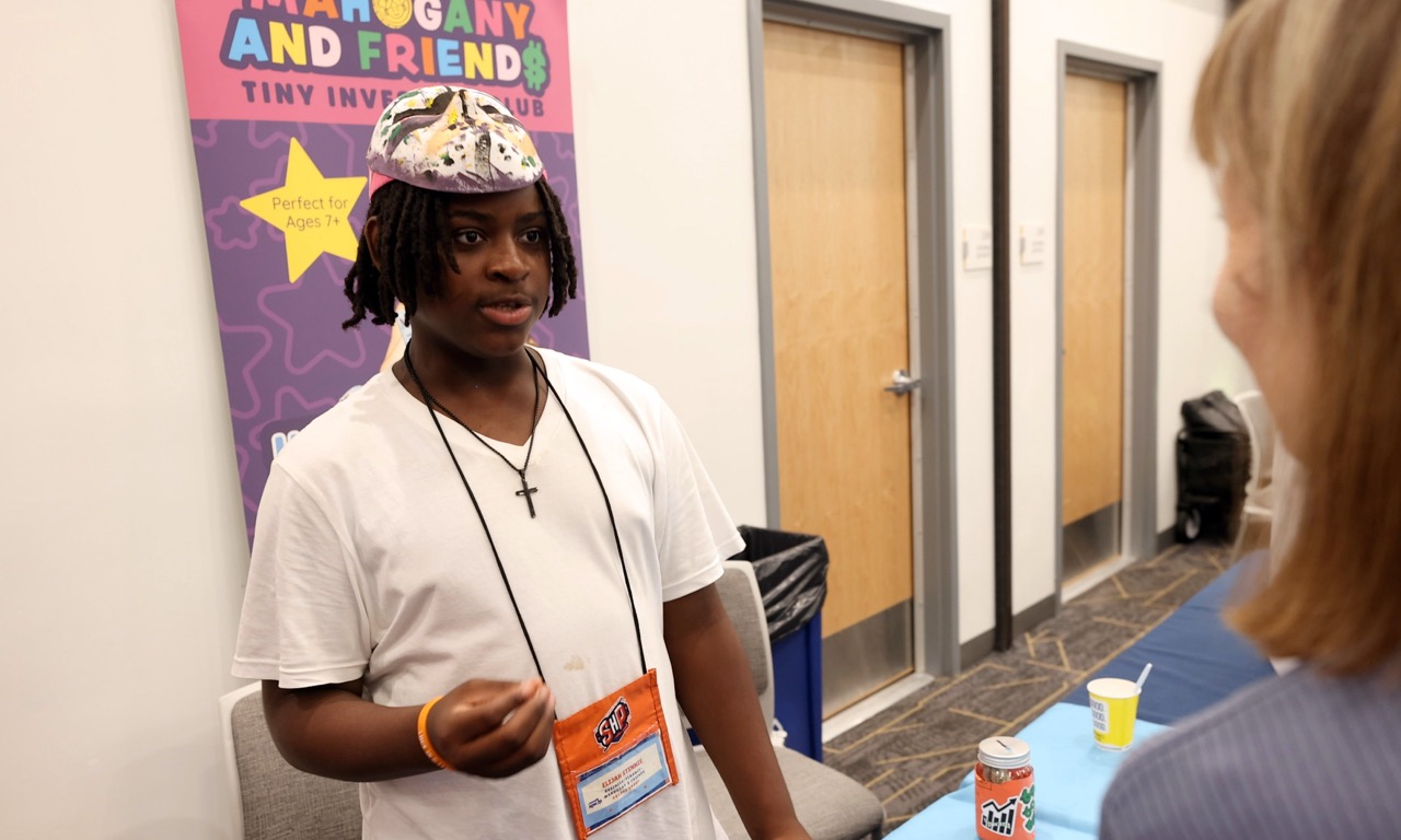 A student talking to an expo attendee